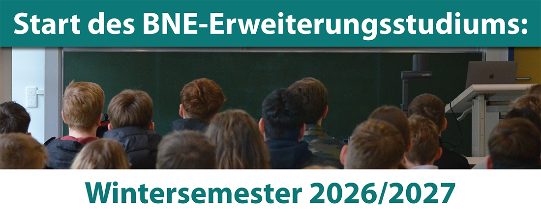 Auf diesem Sliderbild sind Personen zu sehen, die in eine Richtung schauen. Darüber steht "coming soon". Darunter steht Wintersemester 2026/2027.
